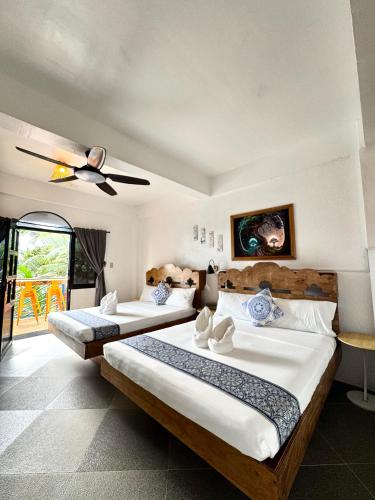 Ένα ή περισσότερα κρεβάτια σε δωμάτιο στο Stone Manor Inn