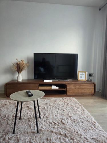 a living room with a tv and a coffee table at Wolverhampton Apartment with Free Parking 1 minute from the train station in Wolverhampton