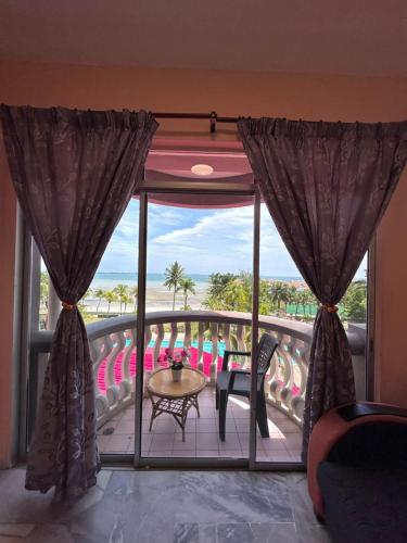 Μπαλκόνι ή βεράντα στο Glory Beach SeaView 3BR NextLvl Homestay