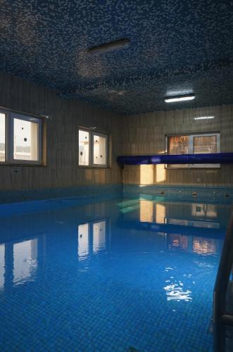 a large swimming pool in a building at Aquasalis in Câmpulung Moldovenesc