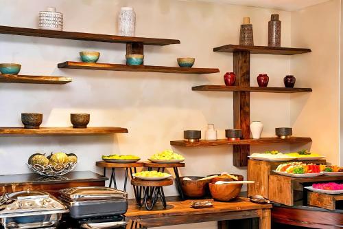 Una habitación llena de muchos tipos diferentes de comida. en Alagon City Hotel & Spa, en Ho Chi Minh