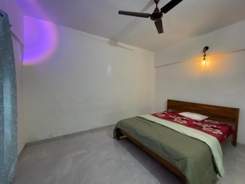 a bedroom with a bed and a ceiling fan at Pearl 2bhk Baner Balewadi Hinjewadi in Pune