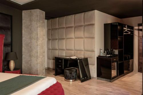 a hotel room with a bed and a bathroom at Damare Resort & SPA in St Paul's Bay