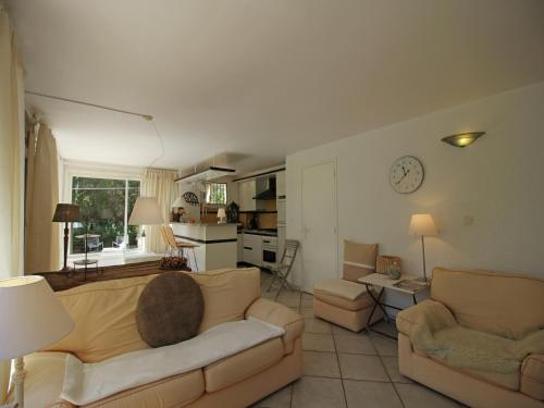 Holiday Home in Fréjus with Pool & Tennis