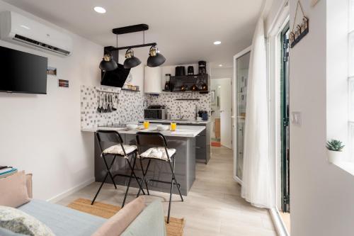 "Linda's Guest House" Beach House with Private Patio & Hot Tub, 3 Min from the Beach