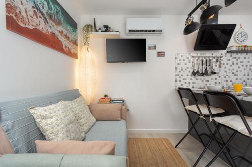 "Linda's Guest House" Beach House with Private Patio & Hot Tub, 3 Min from the Beach