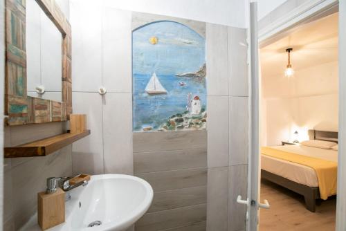Un baño con lavabo y un dormitorio con cama. en Paros apartments Melas b5, en Parikia