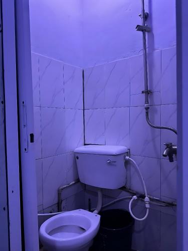 a small bathroom with a toilet and a hose at THE AUTOGRAPH Bases Hotel in Hausa