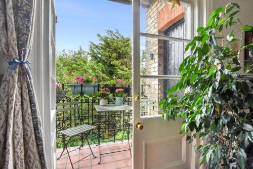 Un balcón o terraza en Charming London with balcony