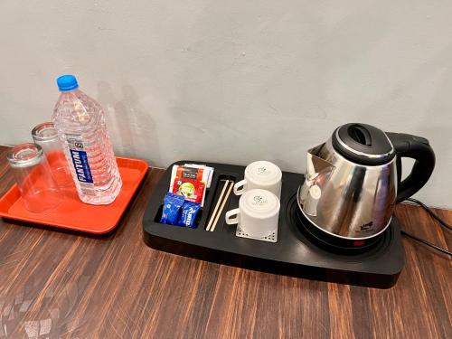 bandeja con tetera y botella de agua en Chandra Residency Banaras, en Varanasi
