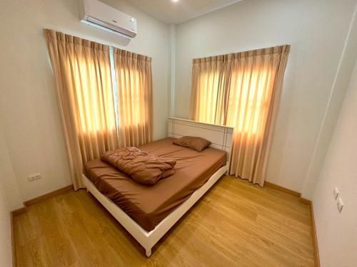 ein kleines Schlafzimmer mit einem Bett in einem Zimmer in der Unterkunft Minimalist Haven in Ban Mai I