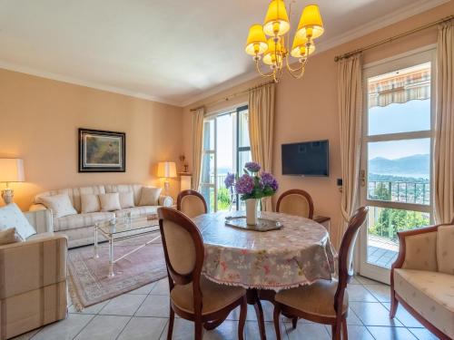 TV a/nebo společenská místnost v ubytování Chalet in Verbania near Lake Maggiore