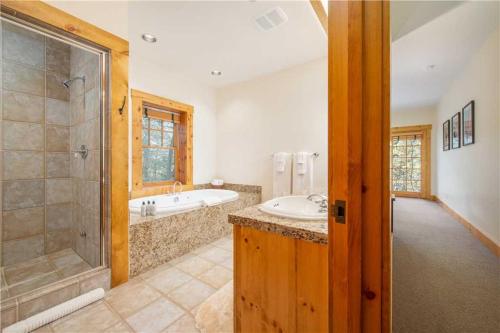 Bilik mandi di RMR: Granite Ridge Cabin 7586 in Teton Village
