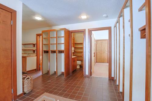 ウィルソンにあるRMR: Kruse House in The AspensWilsonWYの棚付きの部屋のある家の廊下