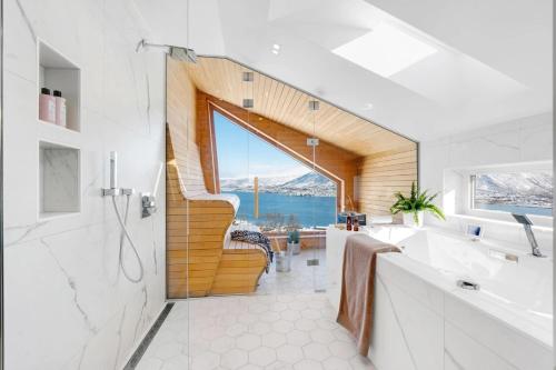 un bagno con un lavandino e una grande finestra di Deluxe Villa by Paramount a Tromsø