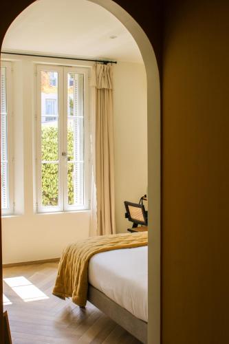 une chambre avec un lit et une fenêtre dans l'établissement Hôtel Bon Abri - Maison Sanaryenne, à Sanary-sur-Mer