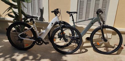 Vélo sur le terrain de l'établissement Hôtel Bon Abri - Maison Sanaryenne ou dans les environs