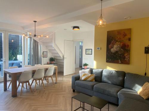 un salon avec un canapé et une table dans l'établissement Ons Huisje Achter, à Noordwijkerhout