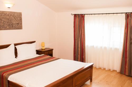 En eller flere senge i et værelse på Pensiunea Ingrid