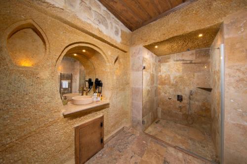 Bilik mandi di Dionysos Cave Cappadocia Hotel