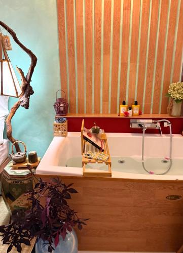 Midorigami Jacuzzi suite Spanish Steps apt photo 15