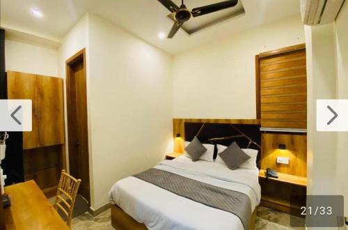 Un dormitorio con una cama y un ventilador de techo. en Hotel Paras Inn 2, en Amritsar