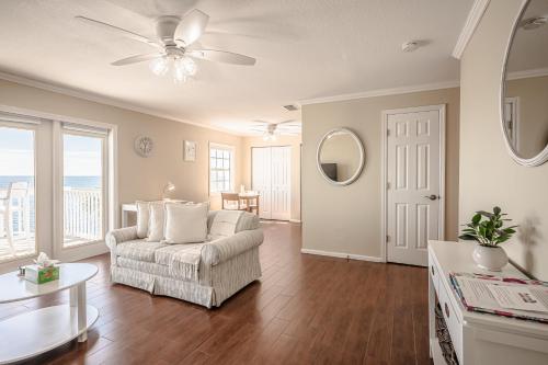 Χώρος καθιστικού στο Sunny 1 Br Condo on the Water in St Petersburg, FL