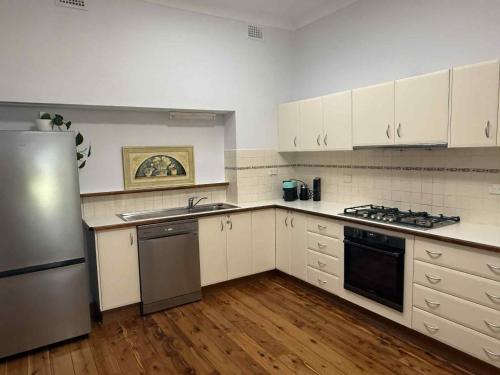 Η κουζίνα ή μικρή κουζίνα στο Cottage on Carthage