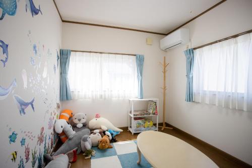 鳥羽市にあるGuest house Lido Porte - Vacation STAY 95556vの壁にぬいぐるみを描いたチャイルドルーム