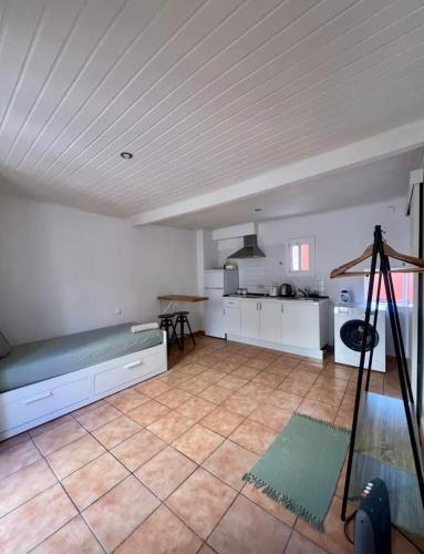 Ένα ή περισσότερα κρεβάτια σε δωμάτιο στο Mediona III