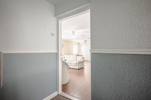 Ένα ή περισσότερα κρεβάτια σε δωμάτιο στο Sunny 1 Br Condo on the Water in St Petersburg, FL