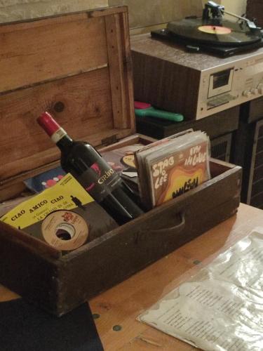 a bottle of wine in a wooden box on a table at La Neviera Nel Pozzo in Offida