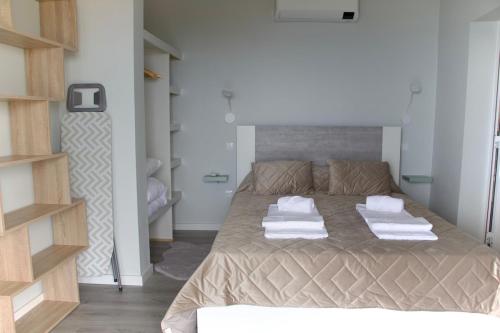 una camera da letto con un letto con asciugamani sopra di Hera House, Ponta do Sol, Portugal a Canhas