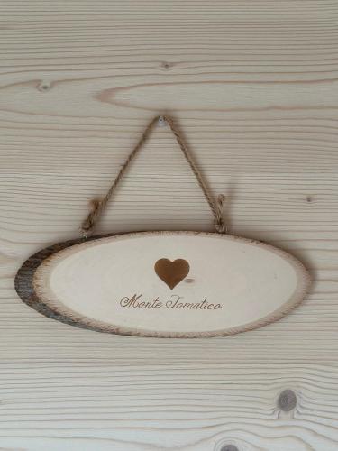 a plaque with a heart on it hanging on a wall at La finestra sul grappa in Seren del Grappa