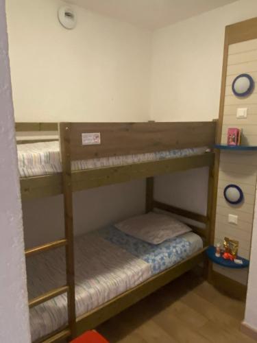 Logement en résidence vacances classe 2 étoiles au bord de mer 4 couchages avec cabine lit superposé et au salon un canapé convertible et piscine à 300 m des transports communs,gare ferroviaire,commerces et plages