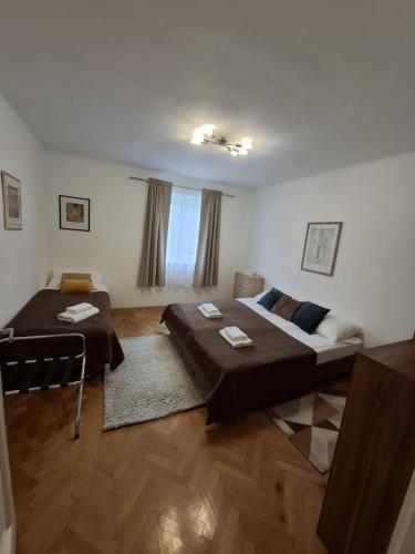a living room with two beds in a room at Eisenerzer Apartments - Radmeisterhaus in Eisenerz