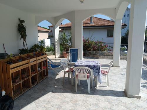 a patio with a table and chairs under an archway at La Suite Di Rita in Giulianova