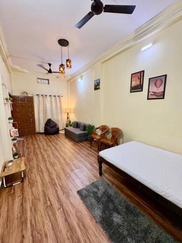 Ένα ή περισσότερα κρεβάτια σε δωμάτιο στο Navkar Homestay - Ground Floor 2BHK near Mahakal