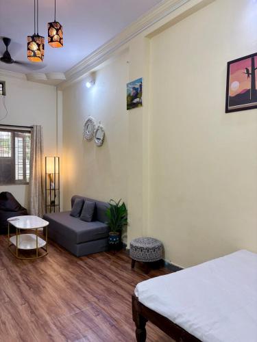 Χώρος καθιστικού στο Navkar Homestay - Ground Floor 2BHK near Mahakal