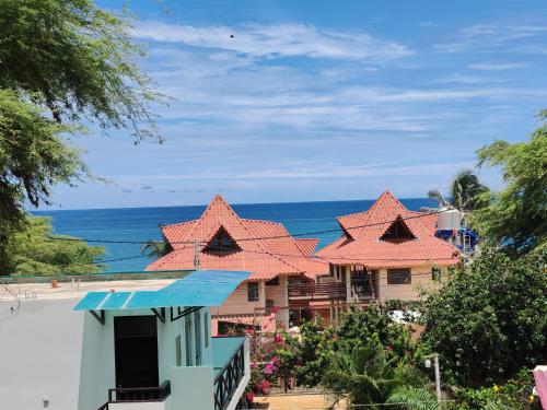 a house with a view of the ocean at Villa Naylamp loft en las pocitas in Máncora