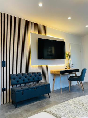 a living room with a couch and a table and a tv at Juwel 02 in Trieben