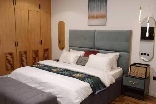 Un dormitorio con una cama grande con sábanas blancas. en Luxurious comfort in the heart of Ikoyi Lagos, en Lagos
