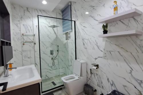 Un baño con inodoro, lavabo y ducha. en Luxurious comfort in the heart of Ikoyi Lagos, en Lagos