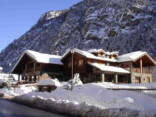 Cảnh núi rừng hoặc tầm nhìn ra núi từ căn hộ