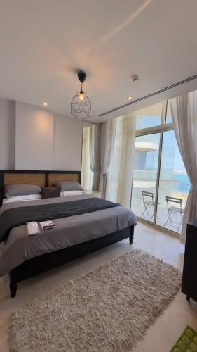 een slaapkamer met een groot bed en een groot raam bij شقه ابحر رزدنس Luxury in Jeddah