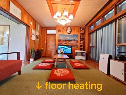 soggiorno con cuscini rossi e tavolo di kitagunihouse noboribetsu a Noboribetsu