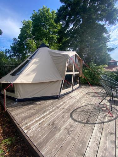 a tent sitting on top of a wooden deck at Hvězdný glamping in Manětín