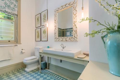 Ένα μπάνιο στο Dream Guest Suite in Fabulous Edwardian Claremont