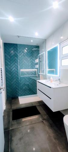 a bathroom with a tub and a sink and a mirror at Casa com jardim privado e estacionamento no interior in Amares
