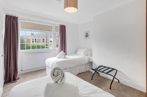 ein Hotelzimmer mit zwei Betten und einem Fenster in der Unterkunft Sand Dancer Haven - North East Escapes in South Shields